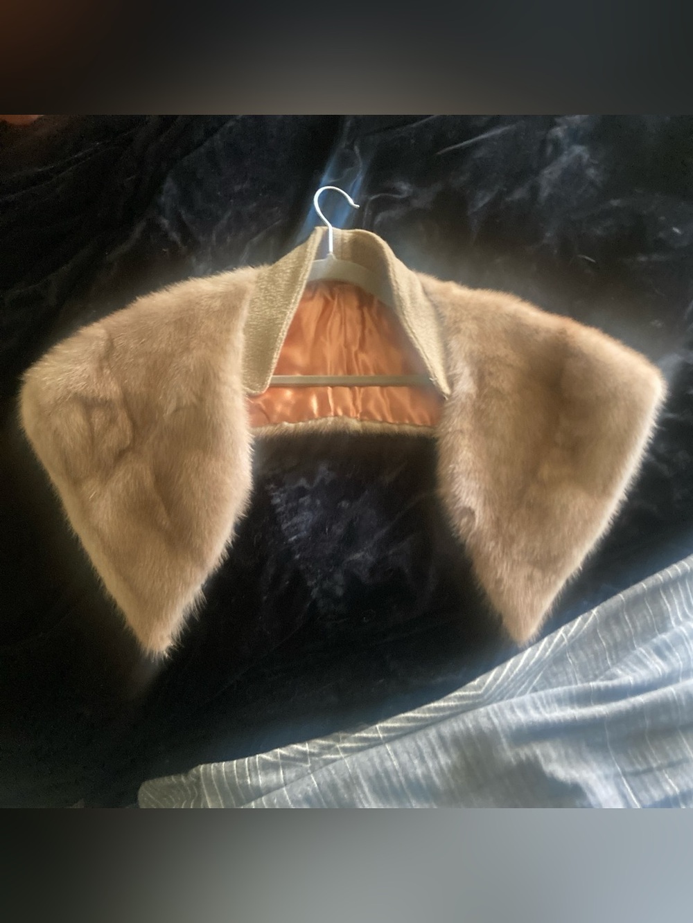 Vintage 1960’s or 1950’s fur collar in real mink fur lined in apricot silk.